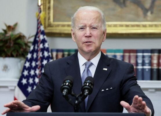 ประธานาธิบดีสหรัฐ Joe Biden ระหว่างการกล่าวสุนทรพจน์ในห้อง Roosevelt ที่ทำเนียบขาวใน Washington, US, วันที่ 21 เมษายน 2022