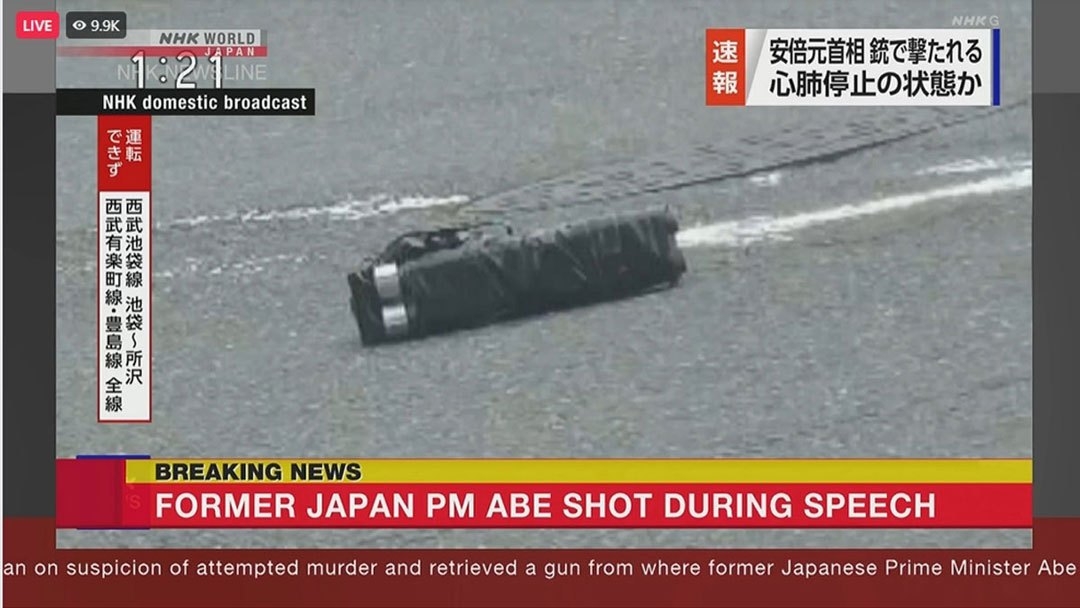 อดีตนายกรัฐมนตรีญี่ปุ่น นายชินโซ อาเบะ ถูกคนร้ายลอบยิงล้มลงระหว่างการกล่าวสุนทรพจน์