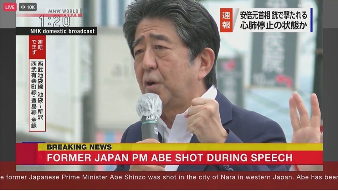 อดีตนายกรัฐมนตรีญี่ปุ่น นายชินโซ อาเบะ ถูกคนร้ายลอบยิงล้มลงระหว่างการกล่าวสุนทรพจน์