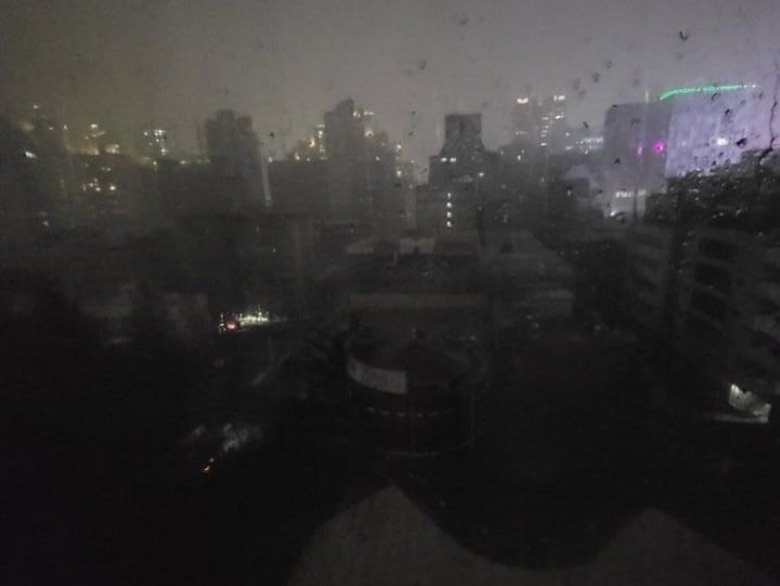 รูปจากผู้ใช้ทวิตเตอร์ @evh5150 กล่าวว่าเกิดไฟฟ้าดับในพื้นที่กังนัม